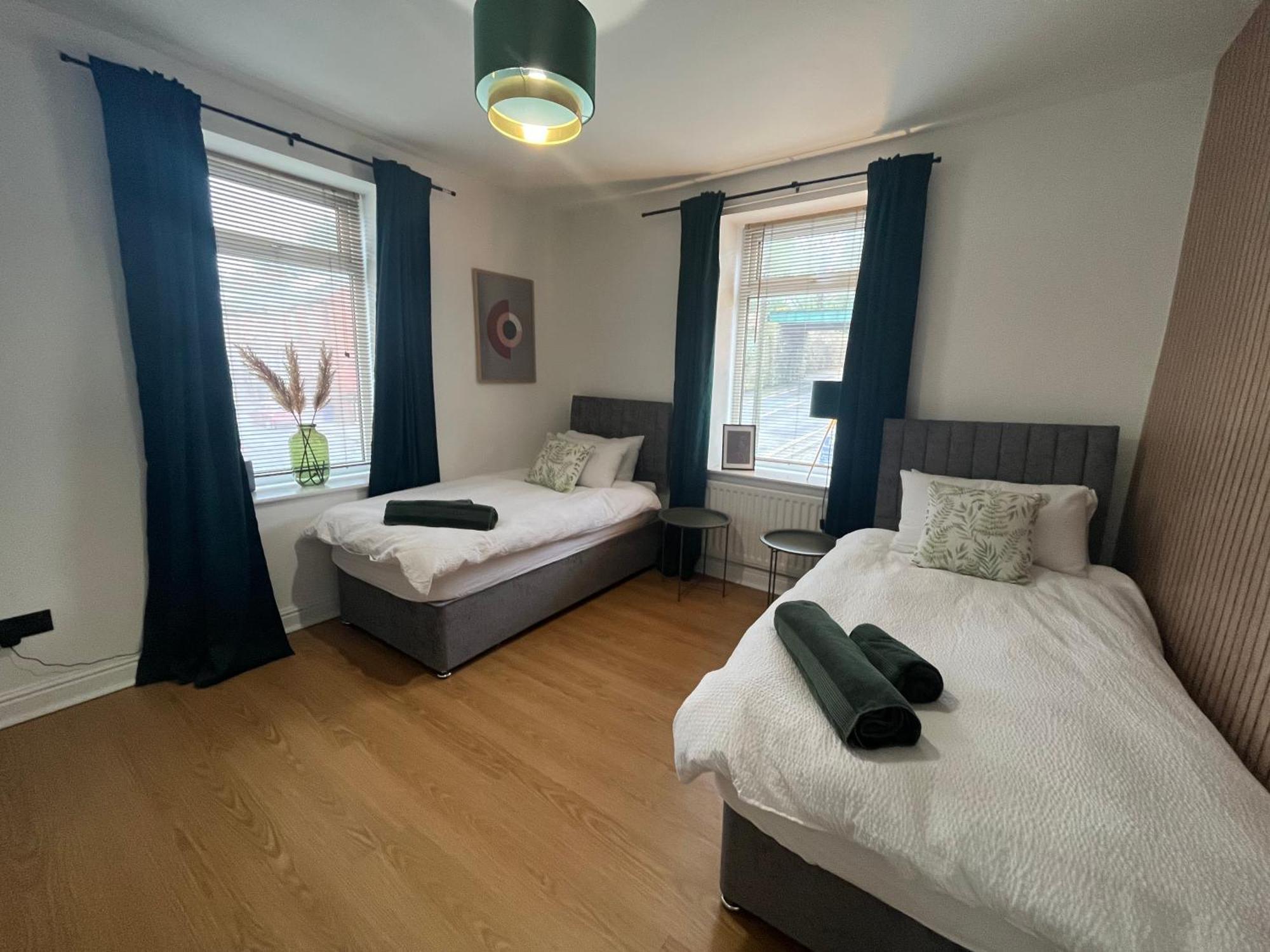 Modern & Retro Two Bedroom Apartment In Barnsley Exterior photo